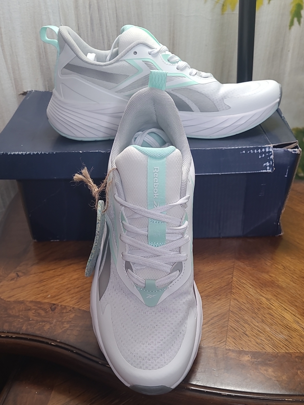New in box! Reebok Verse Womens 10 White & Mint Athletic Lace Up Sneakers